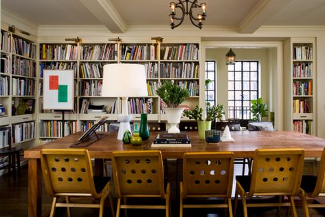 Dining room/library in large family apartment in New York City by Glenn Gissler Dining Room Library, Nyc Interior Design, Chic Dining Room, Art Deco Chair, Deco Chairs, Room Library, Home Library Design, Family Apartment, Home Libraries