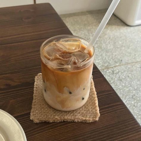 Coffee Interior, Cream Pastel, Natural Pretty, Coffee Board, Coffee Obsession, Pretty Drinks, Iced Latte, Aesthetic Coffee, Hazel Eyes