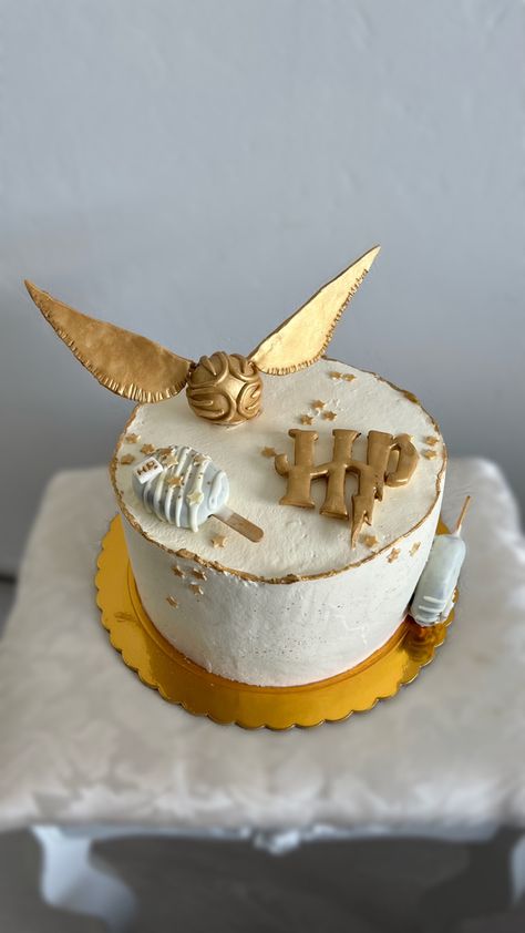 #cake #harrypotterfan #hp #snitch #cake #gold Golden Snitch Cake, Snitch Cake, Harry Potter Cake, Golden Snitch, Elegant Cakes, Art Drawings Sketches Creative, Harry Potter Fan, Wedding Cake, Wedding Cakes