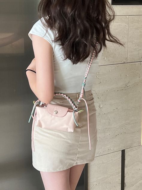 The weaving shoulder strap is really beautiful.The color is also very matched with my longchamp pink bag. Pink Shoulder Bag Outfit, Pink Longchamp Bag, Sling Bag Outfit, Longchamp Backpack, Shoulder Bag Outfit, Dream Bag, Longchamp Bag, Luxury Bags Collection, Knitted Clothes