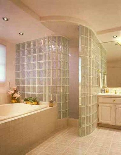 Casa de banho com blocos de vidro (glass block) Glass Block Shower Wall, Glass Block Shower, Glass Block Windows, New Mexico Homes, 80s Interior, Glass Brick, Bathroom Decorating, Glass Block, Shower Kits