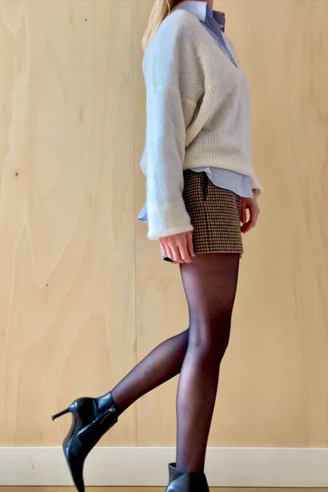 Style the tweed short with a somewhat oversized sweater over a blouse. Wear together with ankle boots or high heels. Winter Office Outfits Women, Winter Office Outfit, High Heel Boots Outfit, Winter Office, Boots Outfits, Tweed Shorts, Office Outfits Women, Office Outfit, Outfit Women