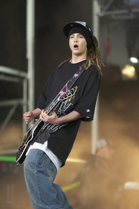 King Tom, Best Guitarist, Tommy Boy, Tom Kaulitz, Attractive Guys, Tokio Hotel, Guitarist, Guitar, Magazine