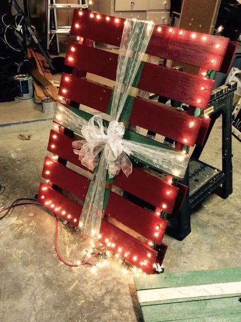 Outdoor Christmas Decorations Yard, Christmas Outside, Outside Christmas Decorations, Pallet Christmas Tree, Pallet Christmas, Christmas Yard Decorations, Christmas Parade, Christmas Decorations Diy Outdoor, Diy Christmas Decorations Easy