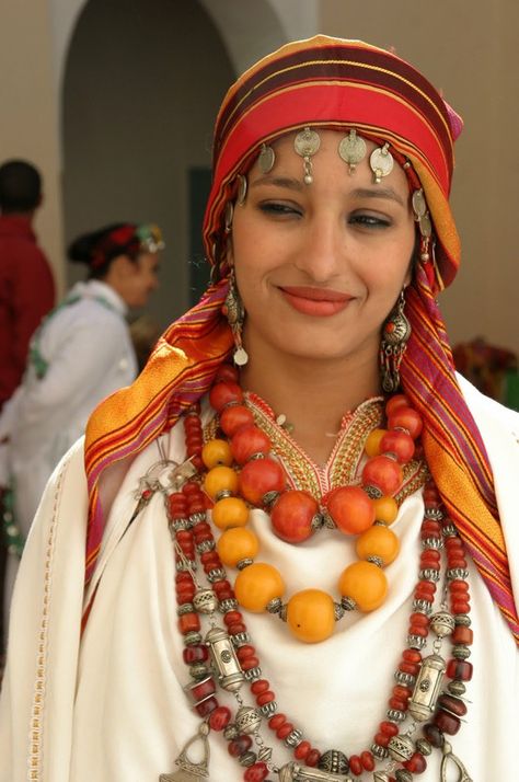 Moroccan Bride. Good ref for Abanazia's headware Moroccan Bride, Moroccan Women, Moroccan Wedding, Moroccan Dress, Tilda Swinton, People Of The World, World Cultures, 인물 사진, Anthropology