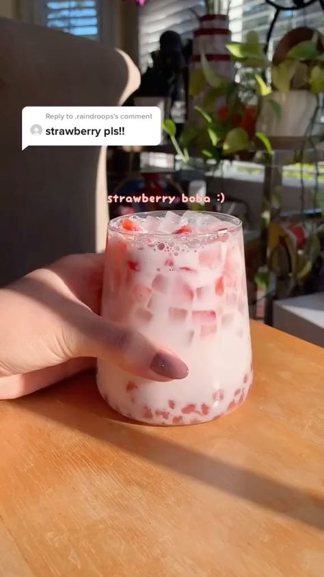 Healthy Twist On Comfort Food, Food And Drink Dessert, Food And Drink Videos, Strawberry Video, Boba At Home, Strawberry Boba, Resep Starbuck, Boba Recipe, Boba Tea Recipe