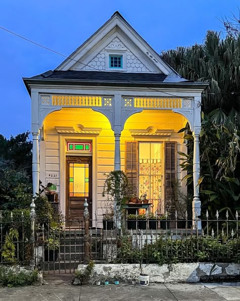 New Orleans House Exterior, Shotgun House Interior, Victorian House Colors, Fairytale Houses, New Orleans Architecture, Shed Tiny House, Victorian Porch, Creole Cottage, Victorian Exterior