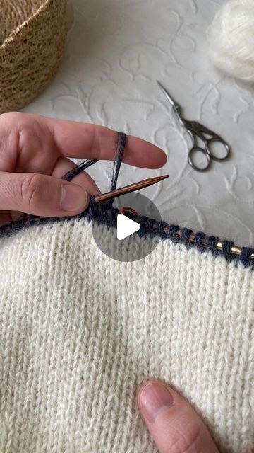 Join Yarn Knitting, Contiguous Knitting, Crochet Joining Techniques, Ravelry Knitting Free, Sweater Knitting Tutorial, Knit Techniques, Knitting Hacks, Knitting Patterns Free Sweater, Ravelry Knitting