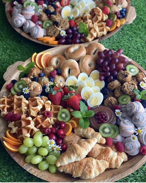 Continental Breakfast Board, Croissant Charcuterie Board, Fancy Breakfast Ideas Brunch Party, Croissant Platter, Wedding Breakfast Buffet, Catered Breakfast, Breakfast Brunch Party, Charcuterie Ideas, Amazing Food Platters