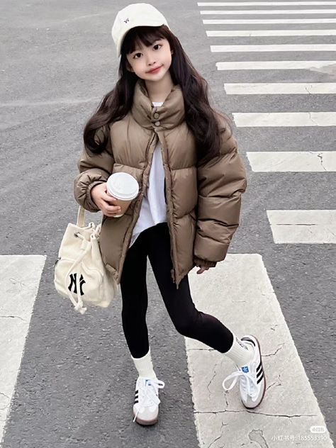 Rich Kids Outfits, Teen Fashion Winter, Magical Childhood, Winter Moodboard, Kids Ootd, Children Playing, Trendy Kids, Rich Kids, Stylish Kids