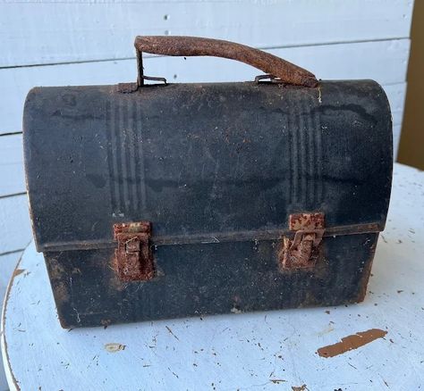 Vintage Metal Lunchbox Planter Vintage Lunch Boxes Repurposed, Vintage Lunch Boxes, Thrift Store Decor, Garage Sale Finds, Semi Homemade, Garden Junk, Old Metal, Clutter Organization, Metal Lunch Box