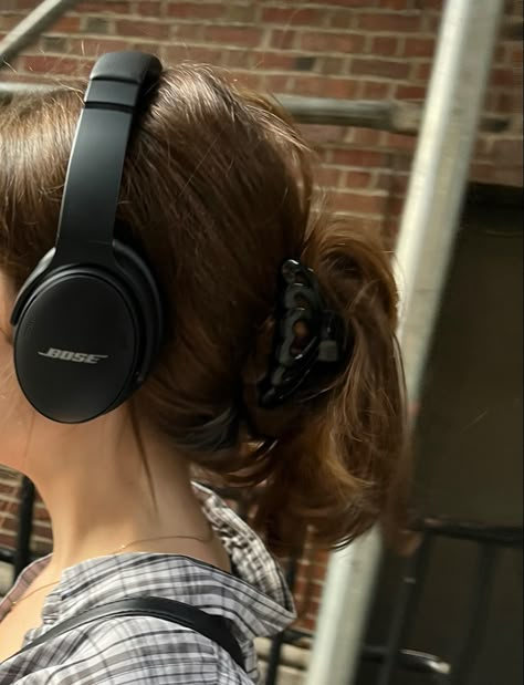 Bose Headphones Aesthetic Black, Headphones Aesthetic Curly Hair, Headphones Aesthetic Black, Headphones Curly Hair Aesthetic, Headphone Recs, Claw Clip Hair Styles, Clip Hair Styles, Headphone Inspo Pic, Black Headphones Aesthetic