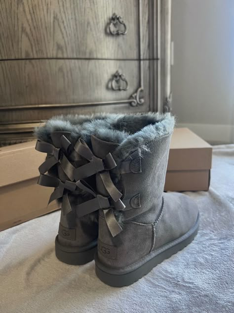 Grey Uggs, Ugg Bailey Bow, Hyper Feminine, Ugg Bailey, Black Uggs, Bailey Bow, Basic Fit, Cute Items, Retro Shoes