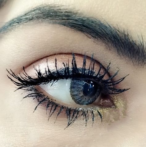 https://youtu.be/3qpR9H7KEwY Apply Mascara Perfectly, Clumpy Lashes, Clumpy Mascara, Mascara Hacks, Apply Mascara, Make Your Eyes Pop, Painted Faces, Mascara Tips, How To Apply Mascara