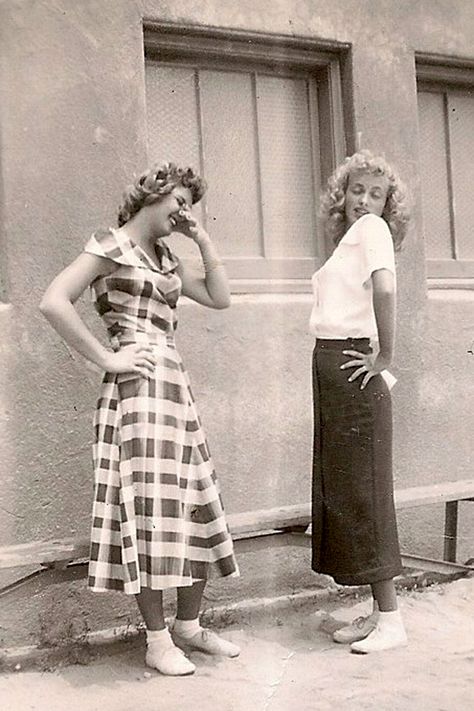 '50s dresses with full skirts and natural waists were popular for girls and teens. They were casual styles, but popular for young people in ... 1950s Aesthetic, 50s Outfits, Fashion 50s, Vintage Fashion 1950s, Outfits Retro, Arte Van Gogh, Urban Fashion Trends, Fashion 1950s, Moda Vintage