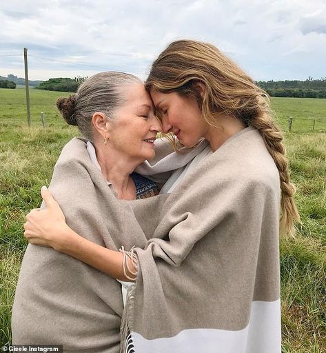 Mother Daughter Photography Poses, Mother Daughter Poses, Mother Daughter Pictures, Mother Daughter Photoshoot, Mother Daughter Photos, Family Portrait Poses, Mother Daughter Photography, Gisele Bündchen, Gisele Bundchen