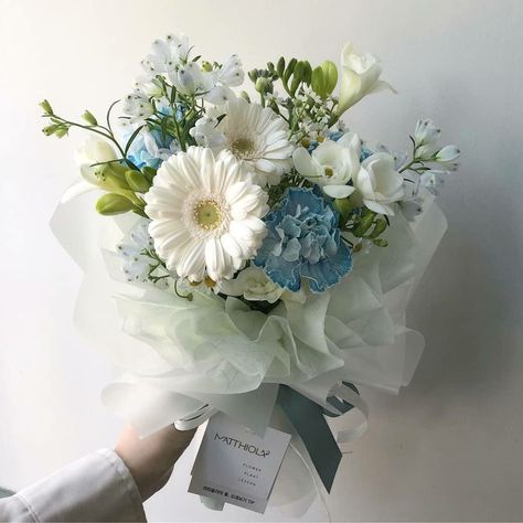 Single Flower Bouquet, Blue Flowers Bouquet, Graduation Flowers, Boquette Flowers, Blue Bouquet, Flower Therapy, Beautiful Bouquet Of Flowers, Luxury Flowers, Flower Lover