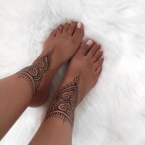 Henna Ankle, Tiny Foot Tattoos, Henne Tattoo, Tattoo Foot, Tattoo Beautiful, Ankle Bracelet Tattoo, Foot Henna, Ankle Tattoos For Women, Henna Tattoo Hand