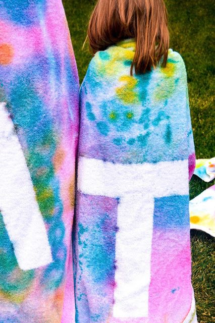 Aesthetic Nest: Craft: Spray Dye Swim Towels (Kids' Craft) Tie Dye Name Towel Diy, Spray Bottle Tie Dye, Tie Dye Towels With Names, Tye Dye Towels, Tie Dye Towels, Fast Crafts, Nest Craft, Tie Dye Sheets, Beach Crafts For Kids