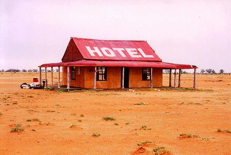 Australian Outback Pub.....youcan always find a beer.....if nothing else! Australian Beer, Australia Funny, Australian Outback, Outback Australia, Australian Travel, Land Of Oz, Northern Territory, Island Home, Interesting Photos