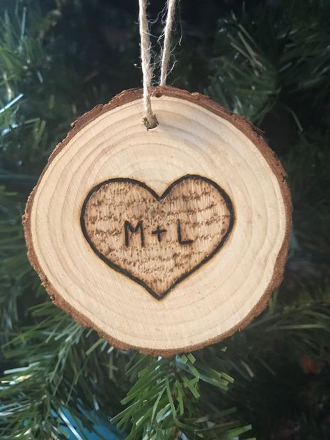 Cute Wood Burning Ideas For Boyfriend, Diy Christmas Ornaments Couples, Couple Christmas Ornaments Diy, Diy Couples Ornaments, Diy Couple Ornament, Couples Ornaments Diy, Couple Ornaments Diy, Wood Burned Ornaments, Rustic Christmas Gifts