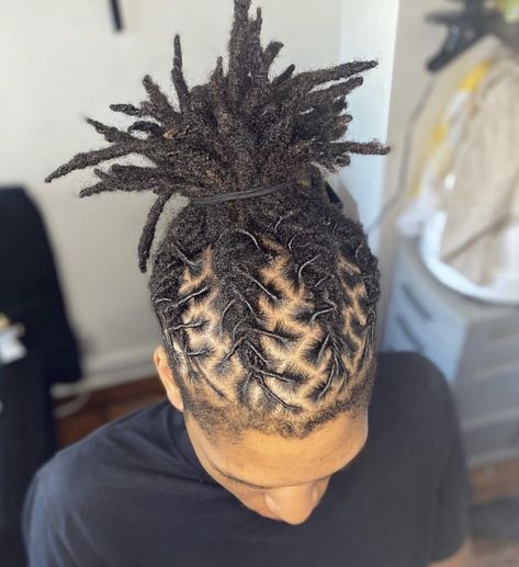 Barrel Twist Into Ponytail, Barrel Twist Ponytail Locs, Barrel Twist Ponytail, High Top Dreads Styles For Men, Barrel Loc Styles For Men, High Top Loc Styles For Men, Barrel Twist Locs Men, Barrel Twist Dreads Men, Retwist Styles