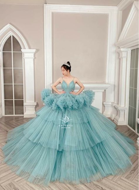 Korean Ball Gown, Aesthetic Ball Gowns, Gown Aesthetic, Beautiful Gown Designs, Net Gowns, Bridal Party Gowns, Long Gown Design, Cute Dresses For Party, Gowns Dresses Elegant