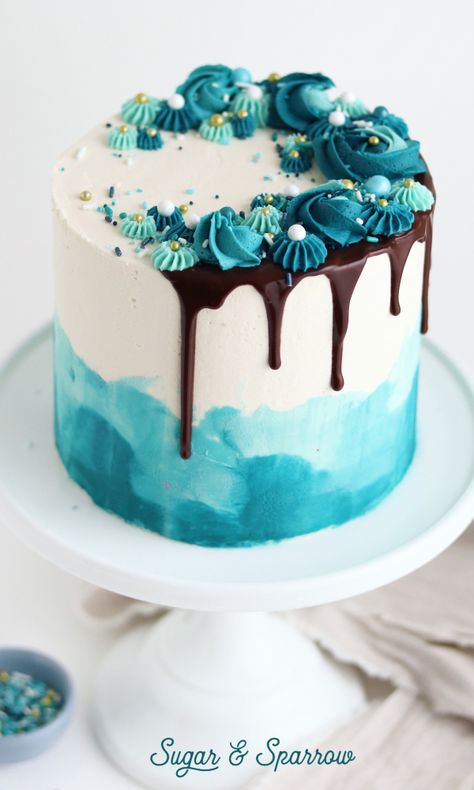 Pretty shades of teal for this watercolor cake with chocolate ganache and a crescent moon of piping and sprinkles on top | Sugar & Sparrow | #tealcake #turquoisecake #watercolorcake #buttercreampiping #ganachedrip #partycake Teal Drip Cake, Bolo Drip Cake, Teal Cake, Watercolor Cake, Beautiful Birthday Cakes, Wedding Dessert, Cake Decorating Designs, God Mat, Drip Cake