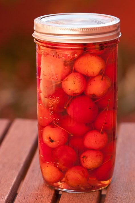 Pickled Crab Apple Recipes, Fermented Crabapples, Spiced Crabapples, Crabapple Recipes, Crab Apple Recipes, Pickled Apples, Pickled Fruit, Crab Apples, Frugal Food