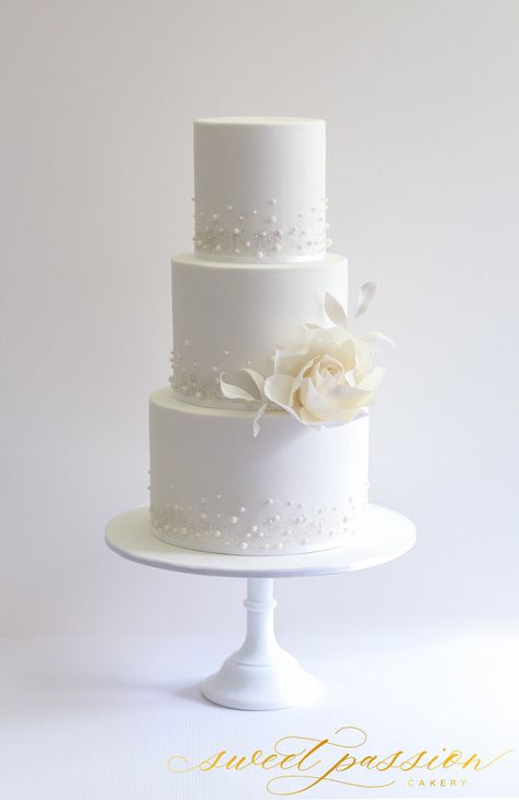 White Wedding Cake Icing, White Pearl Wedding Cake, Cake With Pearls, White Fondant Cake, Pearl Wedding Cake, Wedding Cake Designs Elegant, Wedding Cake Pearls, White Fondant, Wedding Cake Cookies