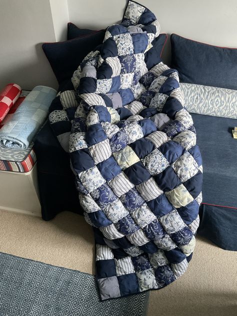 Quilt Puff Blanket, Quilt On Couch, Puff Quilt Blanket, Puffer Quilt Blanket, Puff Quilts Ideas, Puffed Quilt, Puffer Quilt, House Master Bed, Puff Quilts