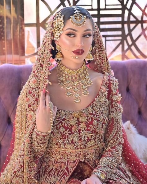 Pakistani Reception Bride, Barat Ideas, Bun Hairstyles Indian, Barat Makeup, Nikah Makeup, Desi Bridal Makeup, Pakistani Makeup Looks, Prizren Kosovo, Pakistani Makeup