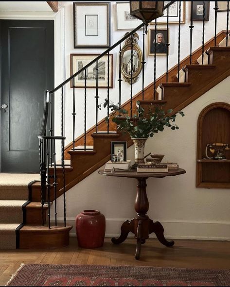 Front Entryway Ideas With Stairs, Connecticut House, تحت الدرج, Entryway Stairs, Entryway Decor Ideas, Beautiful Entryways, Staircase Ideas, Entrance Ideas, Casa Vintage