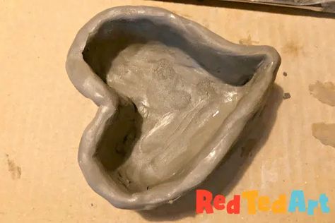 Pinch Pot Projects, Pinch Pot Ideas, Clay Pinch Pots, Valentines Diy Kids, Clay Projects For Kids, Pot Craft, Air Drying Clay, Red Ted Art, February Ideas