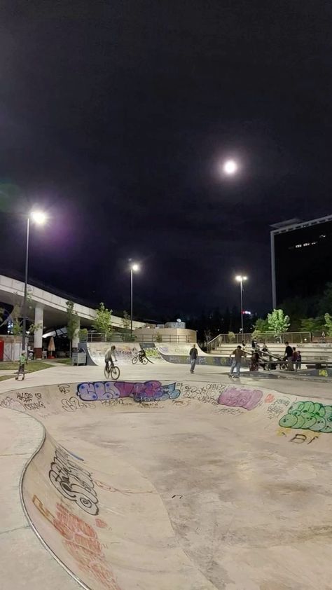 Skatepark 🛹❤️‍🩹 Skating Aesthetic Wallpaper, Skatepark Aesthetic, Skater Pics, Skater Wallpaper, Skate Bord, Skater Core, Skateboarding Aesthetic, Skate Vibes, Summer Body Workout Plan