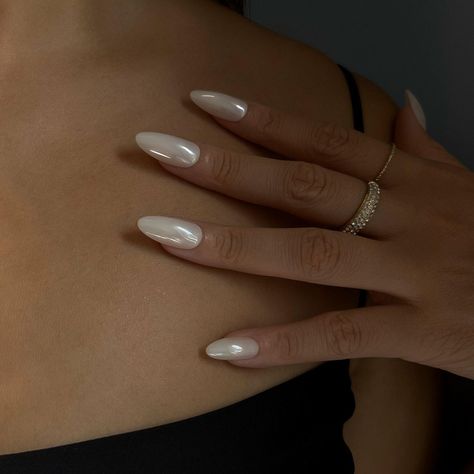 Wedding Nails Pearl White, Ivory Pearl Nails, White Glass Nails, Nail Inspo Winter 2024, Milky Pearl Nails, Classy Pearl Nails, Pearl Colour Nails, White Crome Nails Almond French Tip, Ivory Chrome Nails