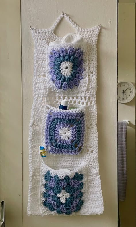 Crochet Wall Organizer, Crochet Bathroom, Random Crochet, Crochet Hook Holder, Sewing Station, Crochet Organizer, Granny Square Projects, Sewing Patches, Crochet Stitches Chart