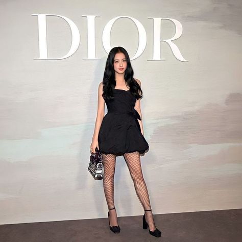 Pink Red Carpet, Dior Cruise 2023, Jisoo Red, Glitter Blazer, Dior Cruise, Paris 2023, Korean Picture, Cruise 2023, Maria Grazia Chiuri