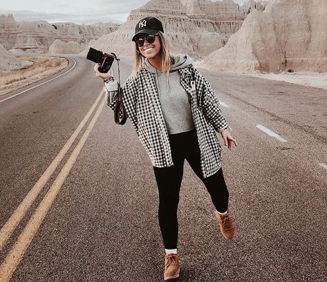 Mountain Honeymoon Outfit, Ashtyn Bodensteiner Outfits, Ashtyn Bodensteiner Style, Mountain Style Fashion, Ashtyn Bodensteiner, Nature Fits, Outdoor Winter Outfit, Mountains Outfit, Camping Fits