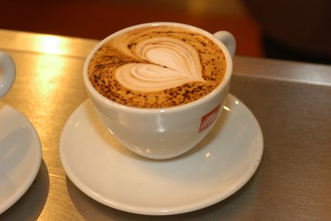 How To Create Your Own Latte Heart Without A Degree In Coffee-Making Coffee Foam, Foam Art, Best Espresso Machine, Coffee Varieties, Cappuccino Machine, Popular Drinks, Best Espresso, Cafe Latte, Italian Coffee