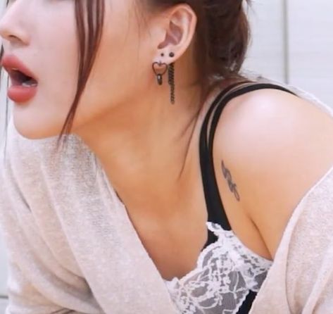 Siyeon Tattoo, Lee Siyeon, Lee Si Yeon, Behind Ear Tattoo, Dream Catcher, Tattoos, Quick Saves