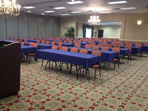 Classroom Style Seating- great for corporate events and seminars Hall Decoration Ideas, Hall Decoration, Classroom Style, Classroom Seating, Table Set Up, Style Table, Table Style, Table Set, Corporate Events