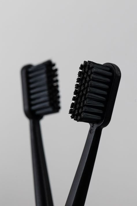 A plain white wall was used. If it is not highlighted, it will acquire a very soft grayish gradient. A good combination for a close-up of the bristles of a black toothbrush. Black Toothbrush, Dental Wallpaper, Teeth Aesthetic, Dental Photos, Dental Posts, Dental Aesthetics, Dental Photography, Aesthetic Dentistry, Dental Art