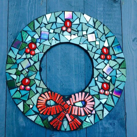 Mosaic Christmas Wreath, Mosaic Wreaths, Mosaic Wreath, Mosaic Christmas, Christmas Mosaics, Christmas Wreaths Diy Easy, Mosaic Art Projects, Mosaic Tile Art, Homemade Christmas Decorations