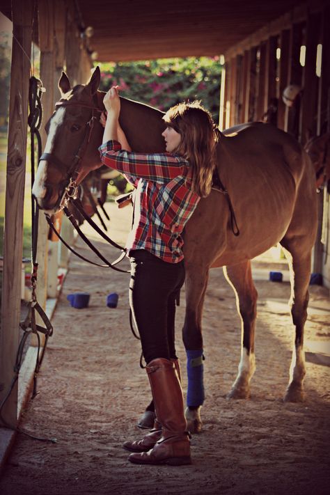 Equestrian Helmet, Horse Riding Clothes, Wilde Westen, English Riding, Pony Horse, Equestrian Boots, Brown Horse, Horse Blankets, Equestrian Life