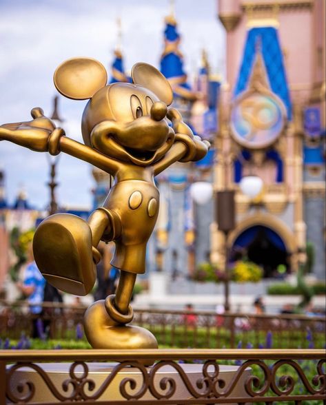 Disney Statues, Disney World Photos, Disney World Aesthetic, Disneyland And California Adventure, Disneyland Parks, Isla Margarita, Magical Theme, Disney Queens, Mouse Character