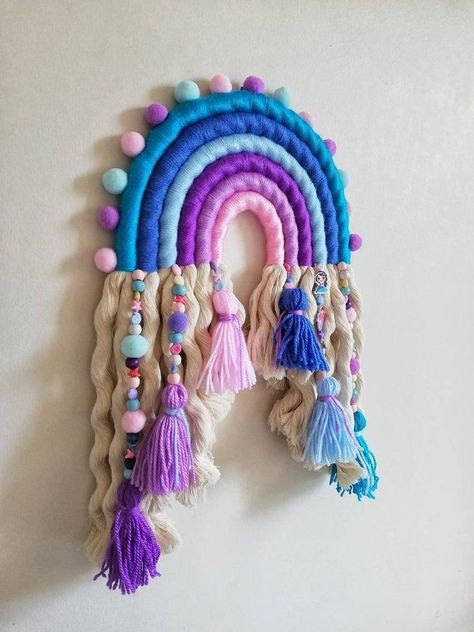 Rainbow Yarn Craft, Rope Rainbow Diy, Beginner Macrame Projects, Diy Macrame Projects, Beginner Macrame, Plant Hanger Macrame, Macrame Baby, Wire Knitting, Rainbow Diy