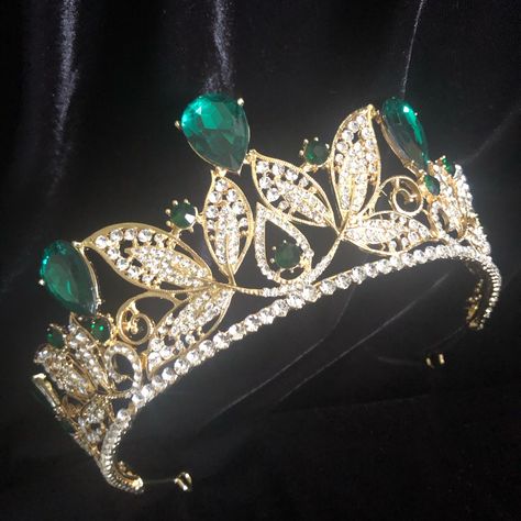 Rhinestone Tiara With Clear And Emerald Green Colors. Never Used. Great For A Quinceaera To Wear On Her Special Day. One Size Fits All. Final Sale - No Returns. Gold Tux, Sweet 16 Venues, Quincenera Dress, Green Quince Dress, Quince Crown, Quinceanera Tiaras, Green Quince, Quinceanera Themes Dresses, Green Crown