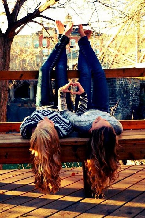 20 Fun and Creative Best Friend Photoshoot Ideas 2017 Best Friend Fotos, Funny Couple Pictures, Bff Pics, Friendship Photoshoot, Sisters Photoshoot, Beach Pictures Friends, Friend Pictures Poses, Best Friend Photography, Sister Photos