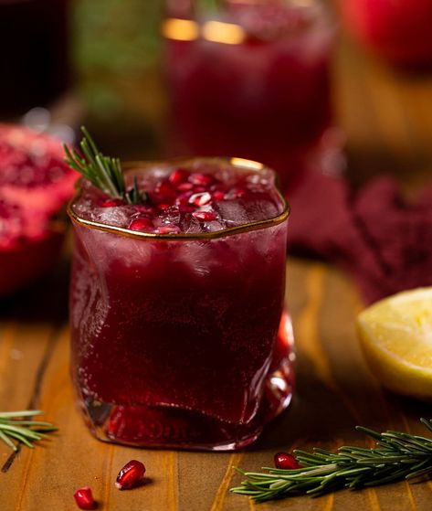 Holiday Pomegranate Ginger Mocktail Blood Orange Ginger Cranberry Mojito, Cranberry Ginger Mocktail, Holiday Drinks Mocktail, Thanksgiving Mocktail Punch, Pomegranate Gin Cocktail, Cranberry Mocktail Recipe, Festive Mocktail Recipes, Mocktails Pomegranate, Winter Mocktail Recipe